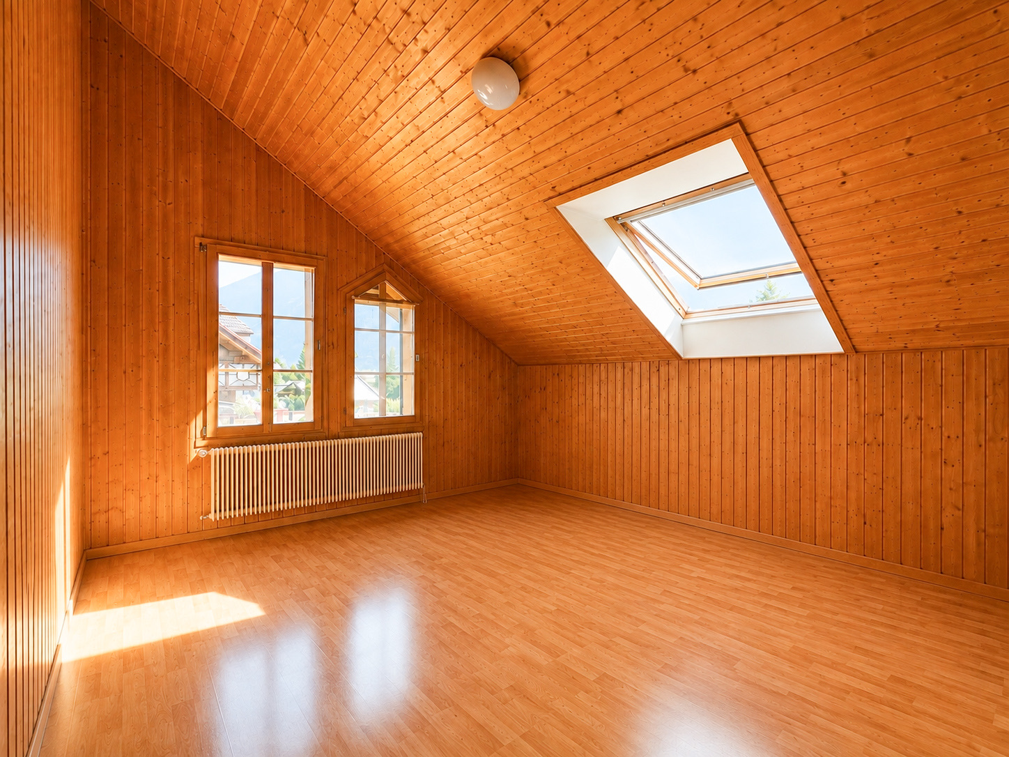 Heller Wohnraum mit Holzverkleidung