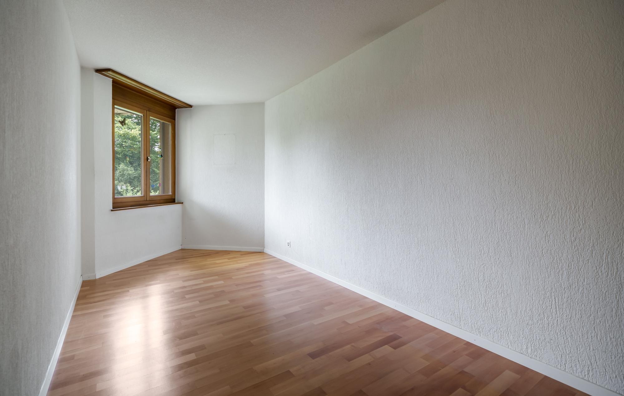 Helles Zimmer mit Holzboden